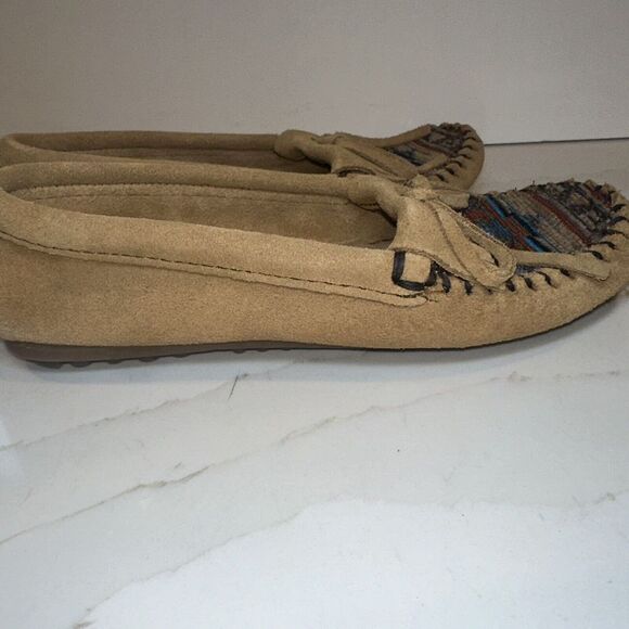 Minnetonka Moccasins size 6 Womens Suede Embroidered Aztec Brown Tan Rubber Sole - Picture 9 of 10